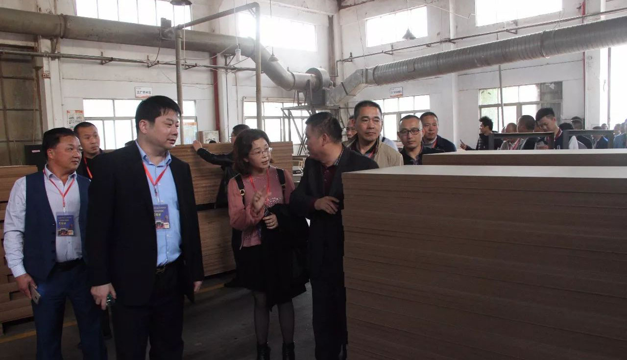 考察團參觀板材車間
