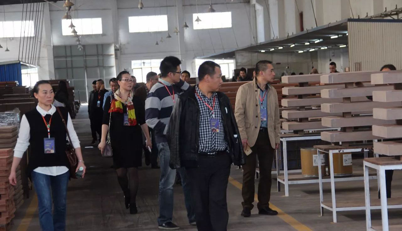 考察團參觀板材車間