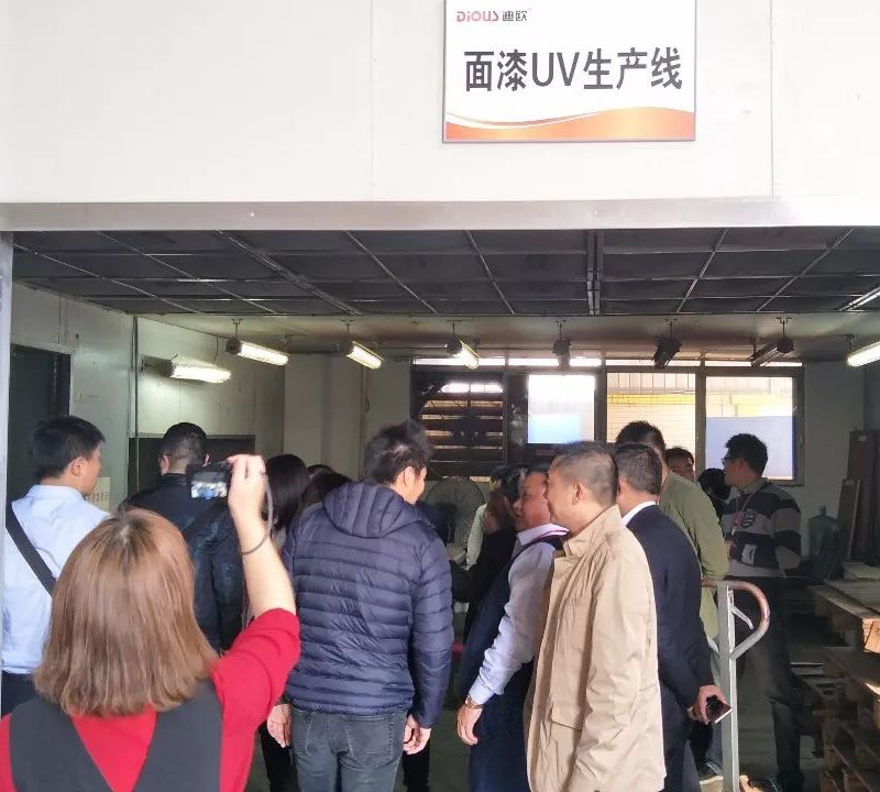 考察團參觀UV漆噴塗生產線