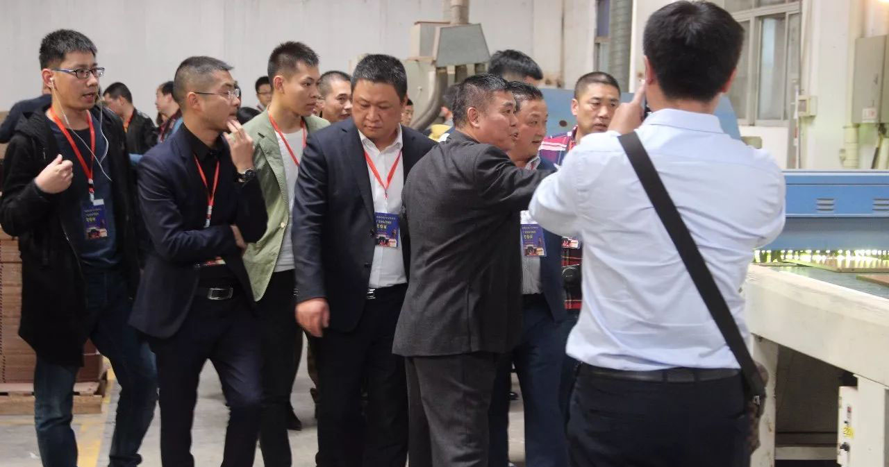 考察團參觀UV漆噴塗生產線