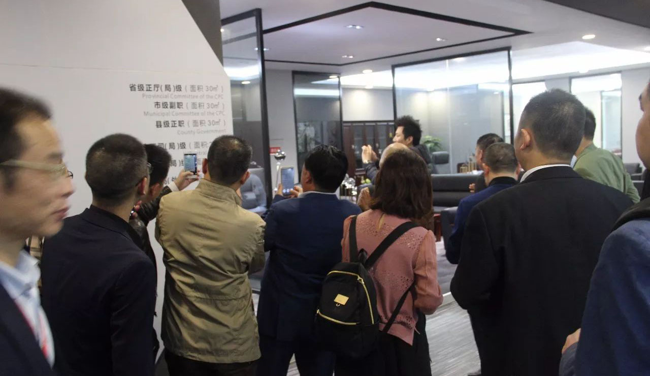 考察團成員參觀工程展館