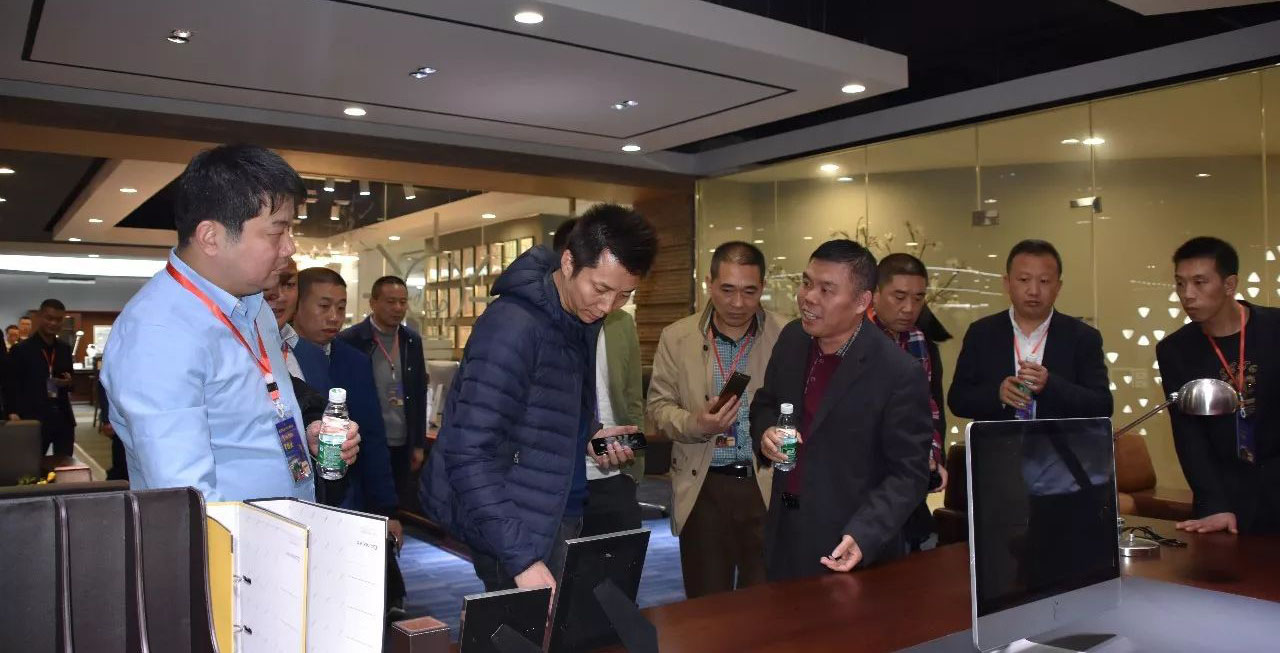 黃副總為考察團成員講解會議係統產品