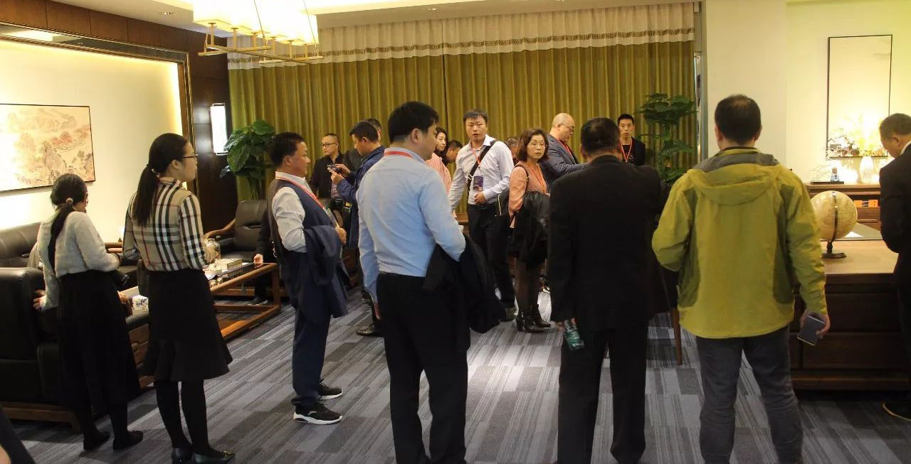 考察團參觀 總裁辦公室家具布置